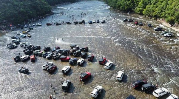锦牛网 被曝越野车在地质遗迹上漂移炫技！5A级景区致歉！