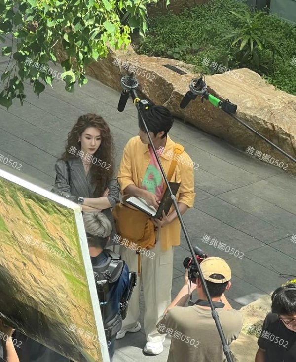 倍顺网 扬州偶遇明星拍戏戚薇好白好飒，艾伦本人很高很帅不像戏里那么傻