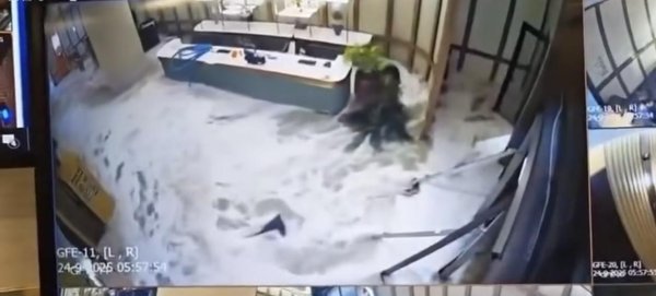 热丰网 挂出最高预警！香港临海一酒店大堂玻璃被倒灌海水冲破，有人被冲倒大喊 酒店：未造成人员伤亡